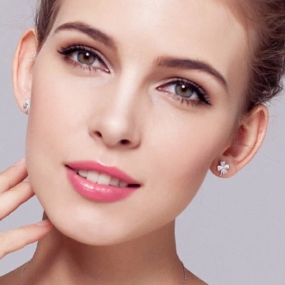 NEW!💙💎GORGEOUS!🍀LITTLE LUCKY🍀CLOVER🍀STUDS💎💙 - Picture 6 of 8